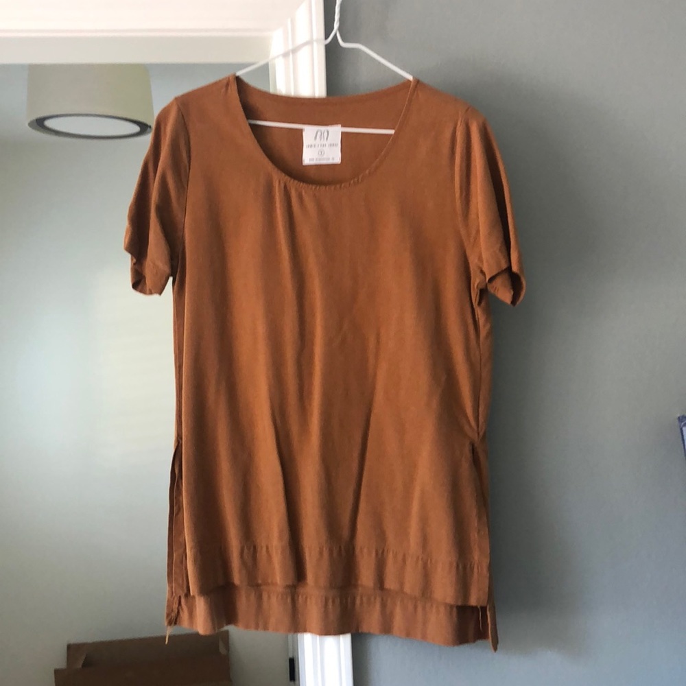 Jamie + The Jones the Staple Basic Split Tee in Umber